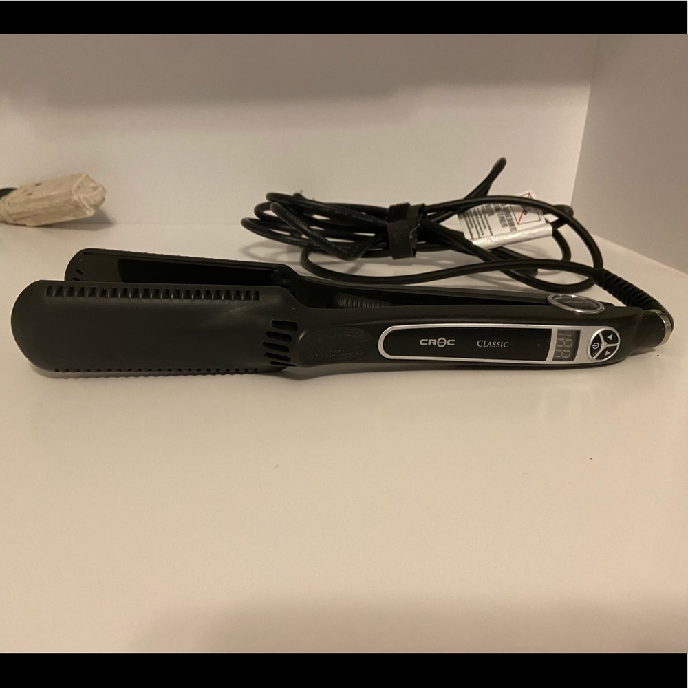 Croc Classic 1.5 inch Flat Iron